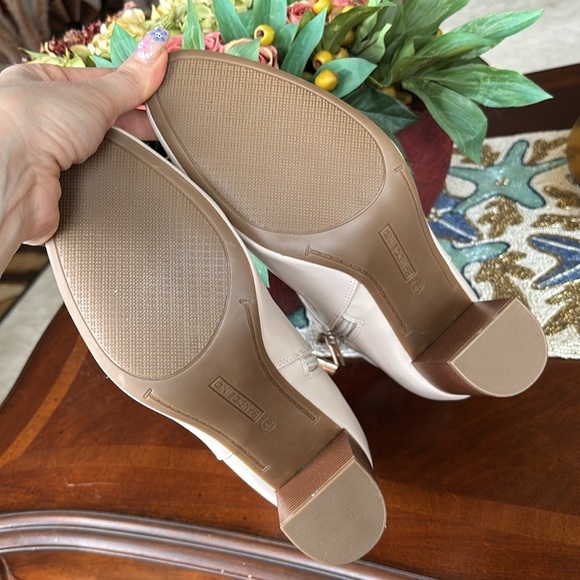 Brand New Bandolino Ivory Stacked Heeled Ankle Boots Bow Wrapped Strap - Picture 10 of 16